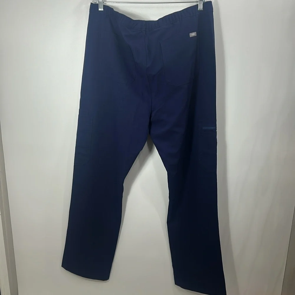 Figs Men’s Cario Cargo navy blue scrub pants size XXL.